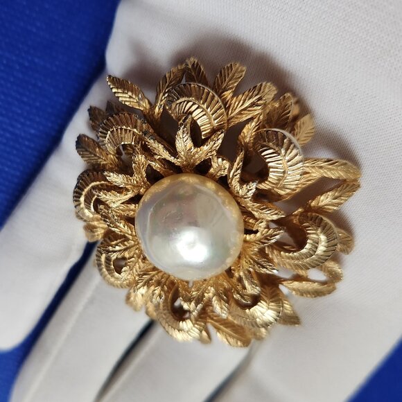 BENEDIKT NY SIGNED 1980-S VINTAGE DIMENTIONAL BROOCH DECORATED WITH FAUX PEARL. - Picture 8 of 8